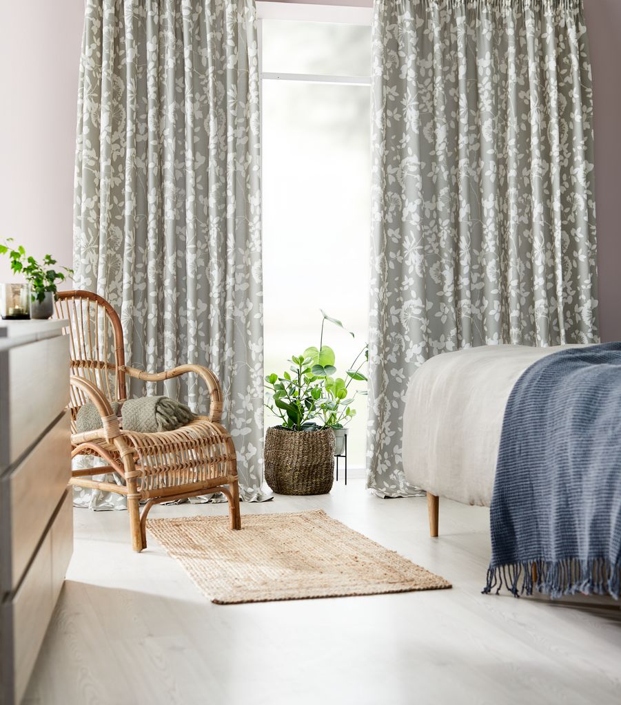do-decor-phong-ngu-rem-cua.